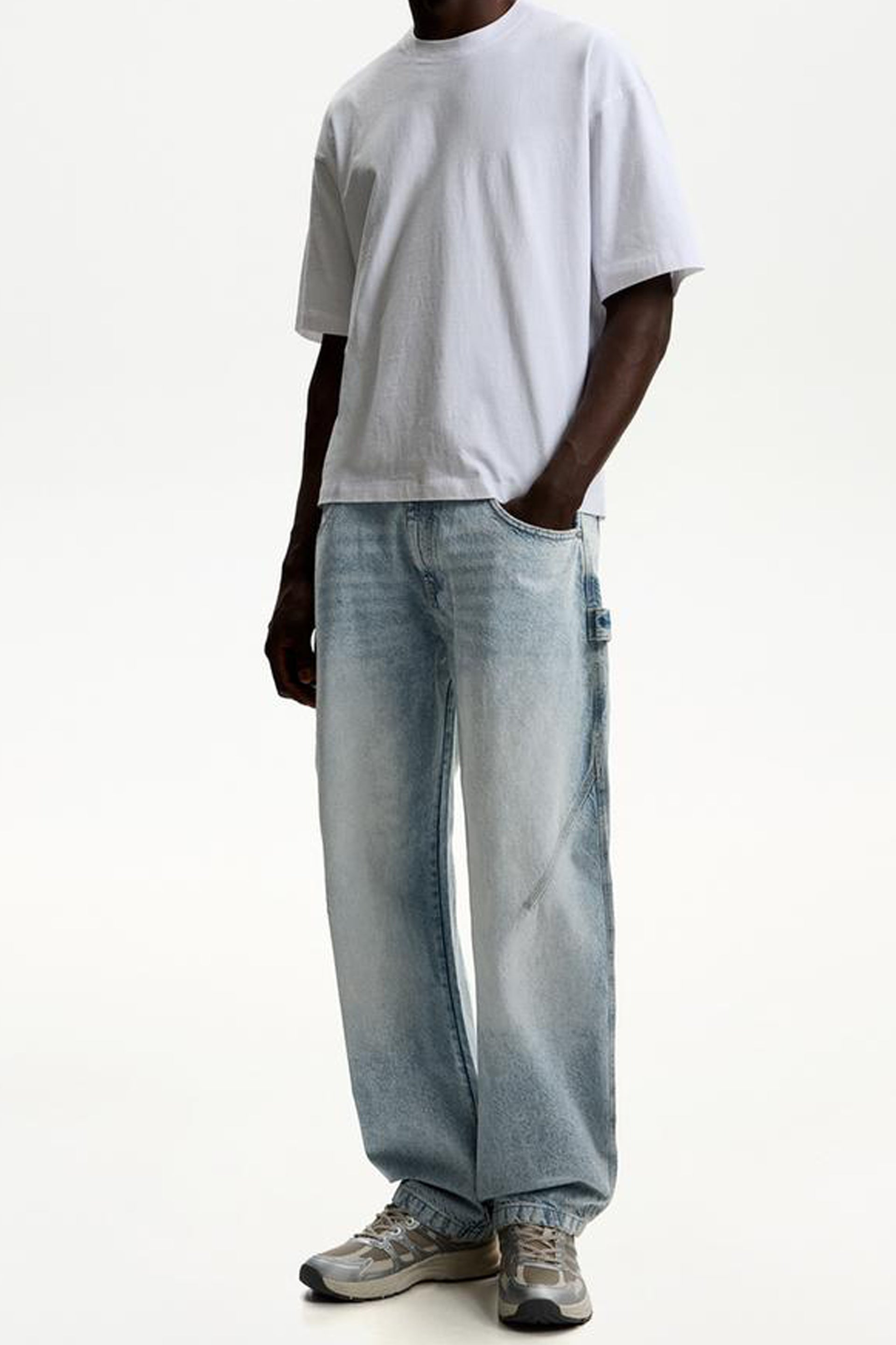 Men's balloon fit baggy jeans in light wash with a relaxed and stylish silhouette