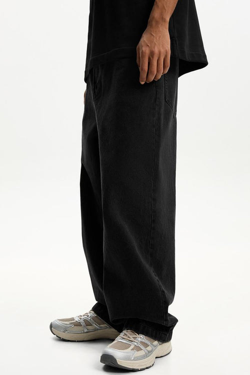 Stylish black super baggy jeans men featuring a relaxed fit for comfort and casual wear
