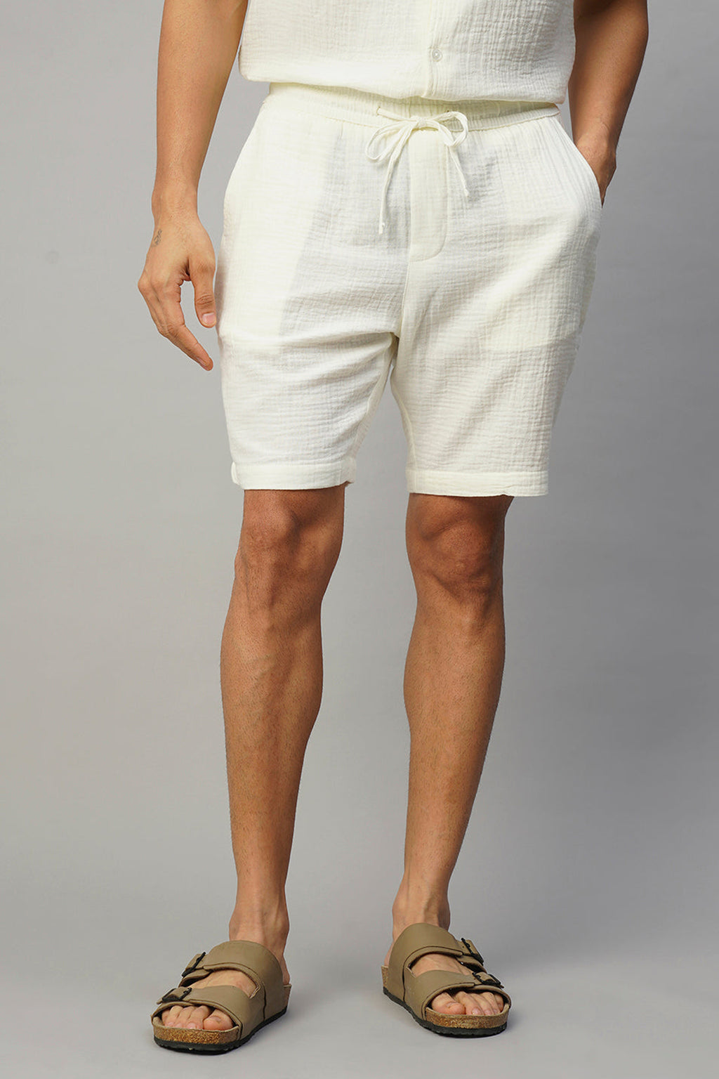 Casual shorts for men fashion in white with an elastic waistband and side pockets