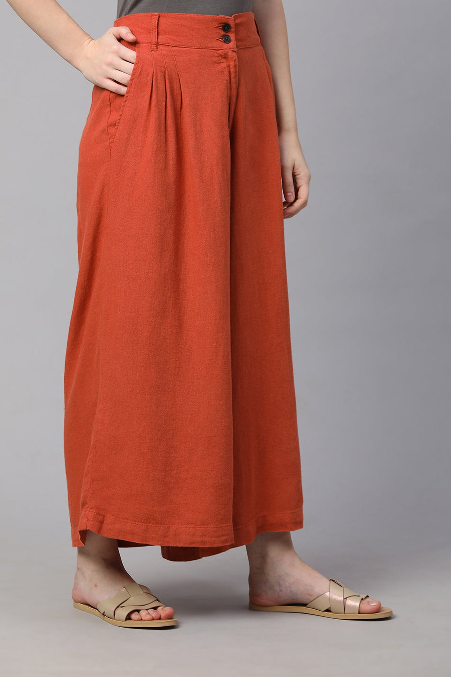Cinnamon colored regular fit culotte pants with a loose silhouette and stylish pleats