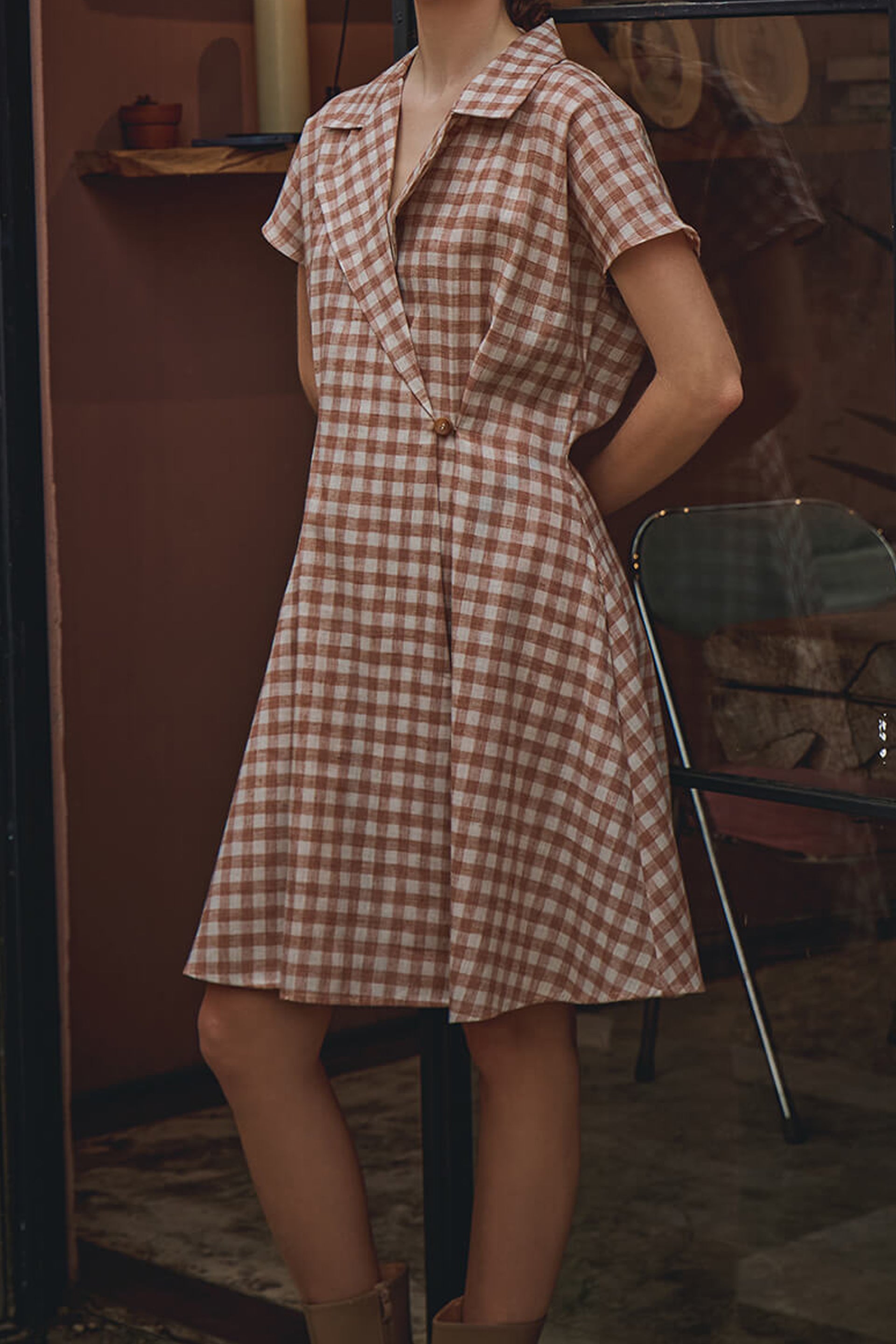 Brown and white checkered Hampton dress for women with short sleeves and a fitted bodice