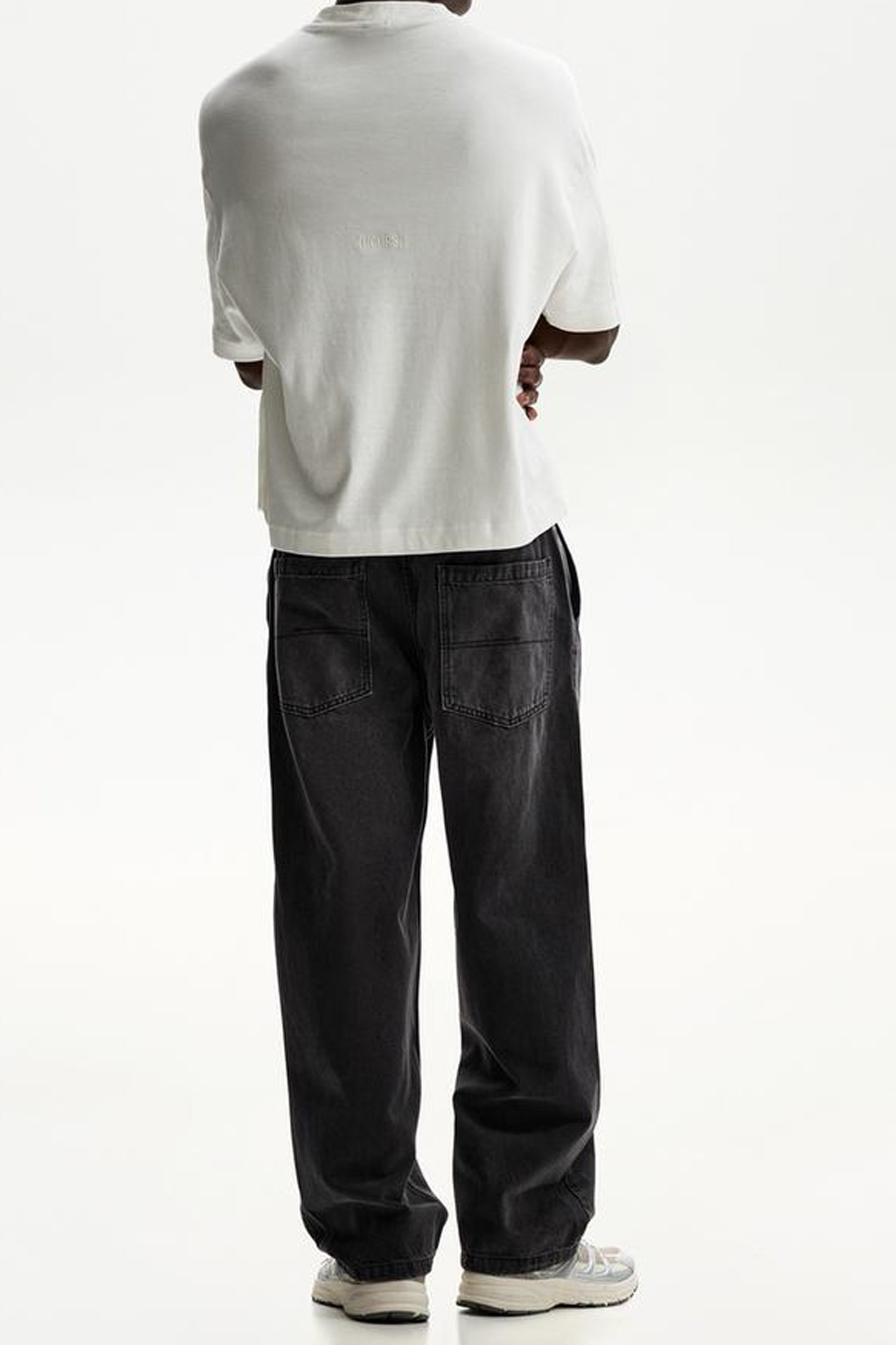 Men's skater jeans India in black, featuring a relaxed fit and back pockets for casual style