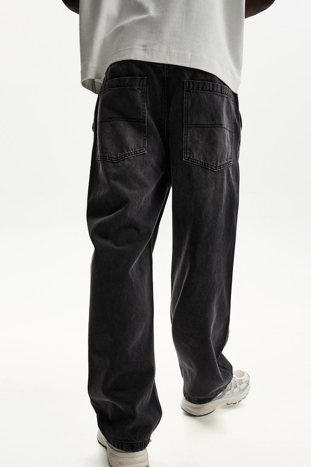 Men's skater jeans India in black with a relaxed fit and multiple pockets for comfort
