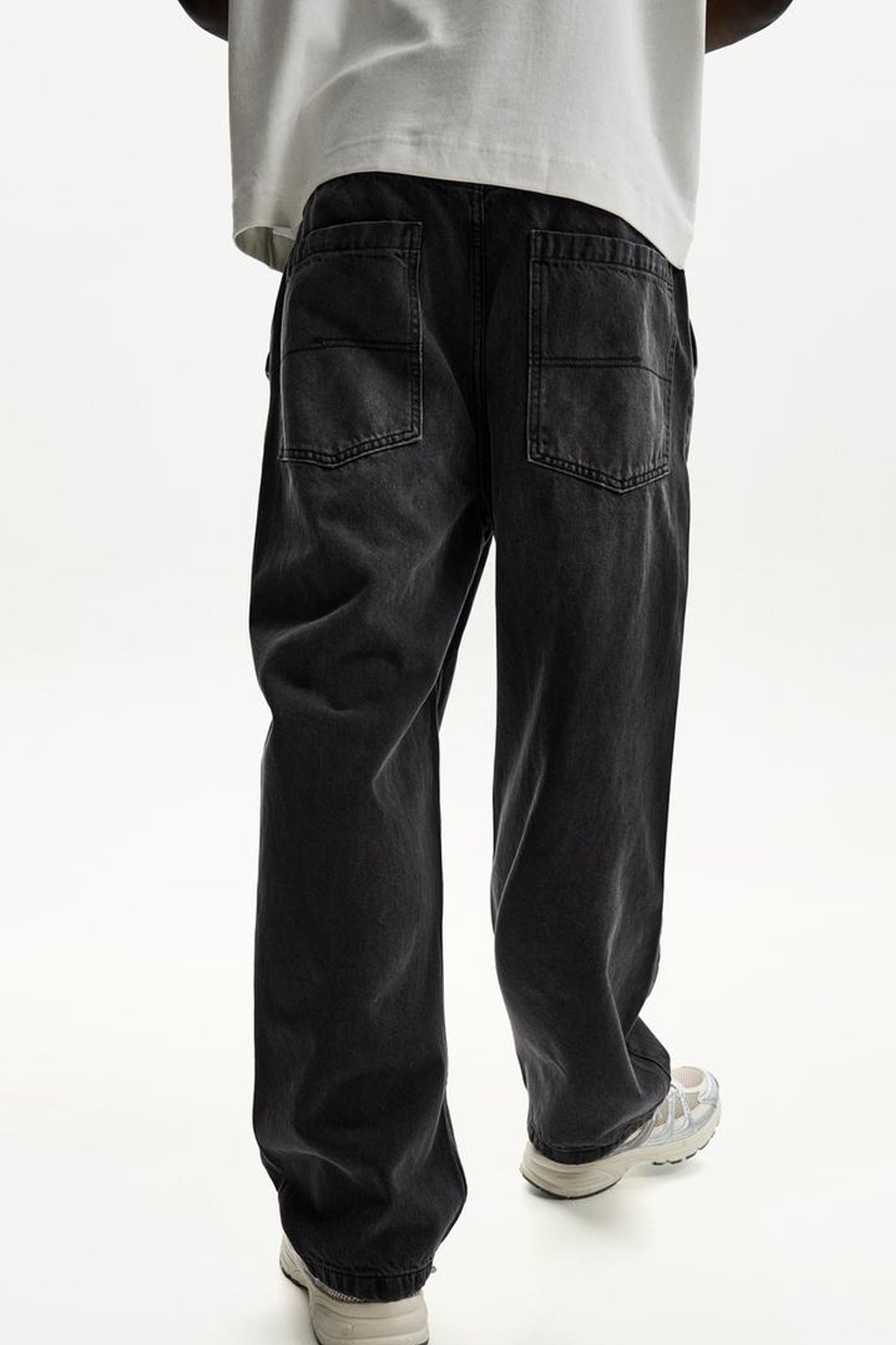Men's skater jeans India in black with a relaxed fit and multiple pockets for comfort