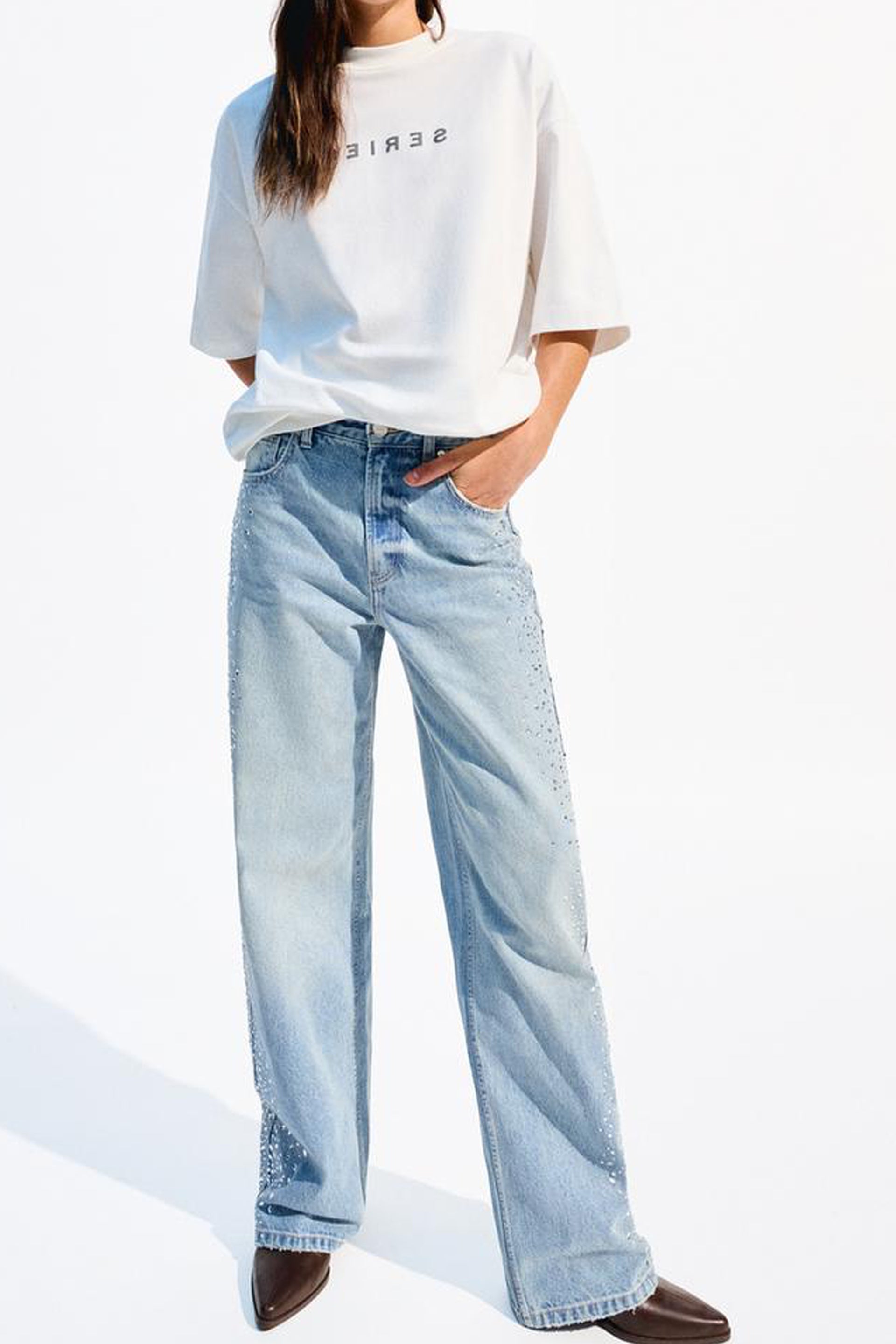 Stylish women's jeans with a loose fit in light blue shimmery denim for women for casual wear