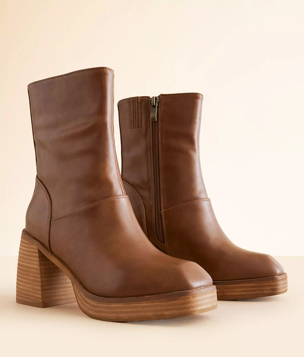 Brown trendy ankle boots India with a chunky heel and side zipper for stylish fall outfits