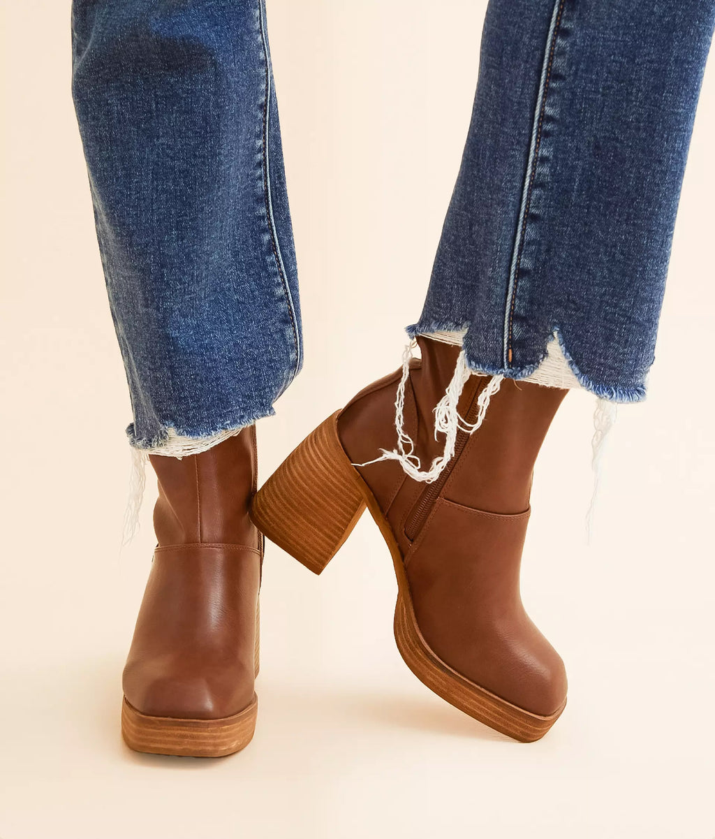Distressed faux leather square toe boot
Side zip detail
Cushioned footbed
8" shaft
3 1/2" chunky stacked heelDL Boot